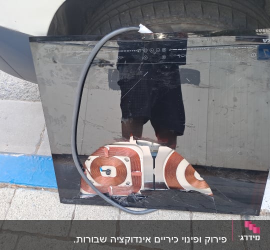 פאנל זכוכית שבור עם כבל חשמלי על רקע רכב